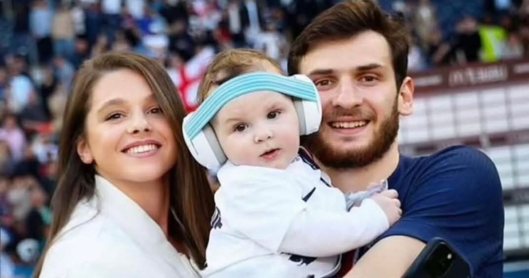 როგორ გულშემატკივრობდა ოჯახი ხვიჩა კვარაცხელიას არსენალთან მატჩში ? – ნიცა თავაძე სტადიონიდან კადრებს გვიზიარებს