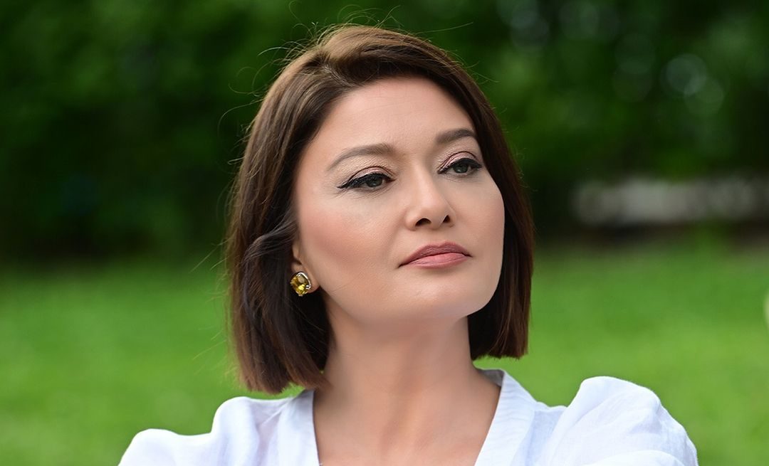 დაათვალიერეთ – ნურგულ ეშილჩაის დიდი და მდიდრული სახლი