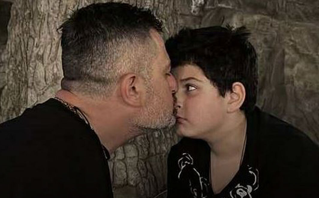 “არ წახვიდე, არ დამტოვო… ჭკუით, მეორე ჭკუით და მეოთხე ჭკუით, დაიმახსოვრე” – ვრცელდება ლაშა ბასლანძეს და მისი შვილის ემოციური ვიდეო, როგორც აცილებს მამას სახლიდან