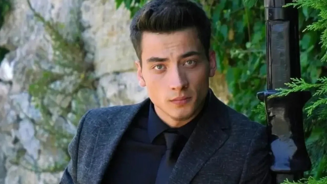 ვინ არის თურქი “ალენ დელონი” – 27 წლის ვარსკვლავის დიდი აღიარება, ამბავი სიყვარულზე და გზა დიდ სცენამდე