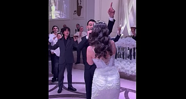 “ასეთი რამ მხოლოდ საქართველოში ხდება! სიძის სიმღერამ 700-კაციანი ქორწილი ფეხზე დააყენა და ყველა მღეროდა” – რა კადრები ვრცელდება სოციალურ ქსელში?