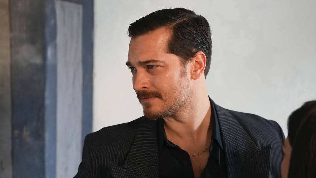 “მამა ბულგარეთიდანაა, დედა კი…” – ვინ არის რეალურად 35 წლის თურქი მსახიობი, რომლის გარეგნობაც გულგრილს არავის ტოვებს – ნახეთ ჩაღათაი ულუსოის აქამდე უცნობი ამბები და გზა ვარსკვლავობამდე